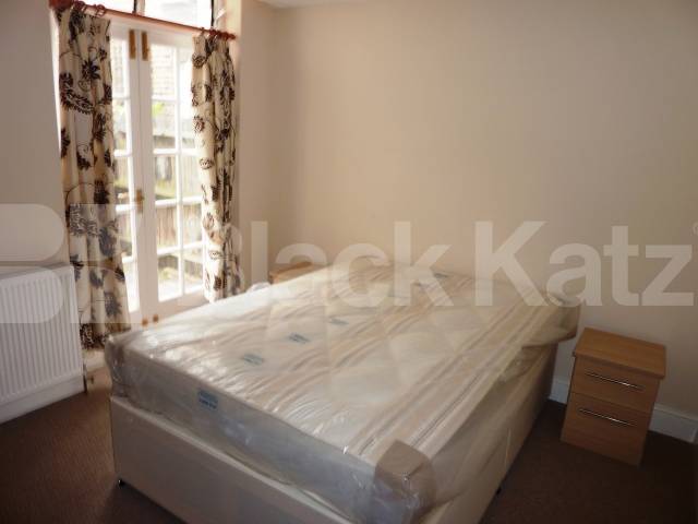 			NEAR PRIMROSE HILL!, 2 Bedroom, 1 bath, 1 reception Flat			 Manley Street, PRIMROSE HILL